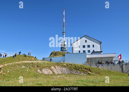 Arth, Schweiz 09.29.2019. Radio Tower und ein Hotel mit Schweizer Fahne auf der Seite oben auf der Rigi Stockfoto