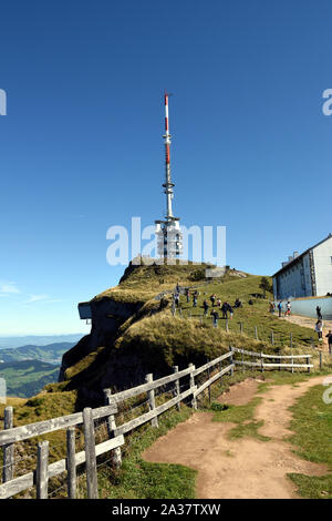 Arth, Schweiz 09.29.2019. Radio Tower und ein Hotel an der Spitze der Rigi Stockfoto