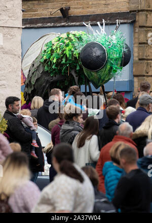 Hunderte von Puppenspieler in die Marionette Parade, einer der Höhepunkte des Skipton das Festival der Marionetten in Yorkshire. Stockfoto