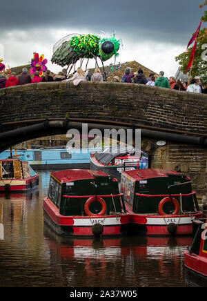 Hunderte von Puppenspieler in die Marionette Parade, einer der Höhepunkte des Skipton das Festival der Marionetten in Yorkshire. Stockfoto