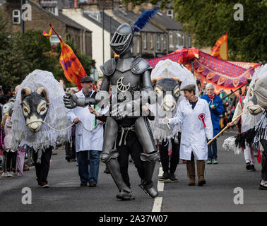 Hunderte von Puppenspieler in die Marionette Parade, einer der Höhepunkte des Skipton das Festival der Marionetten in Yorkshire. Stockfoto