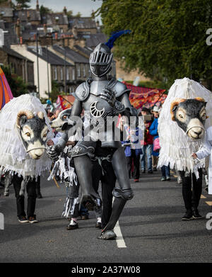 Hunderte von Puppenspieler in die Marionette Parade, einer der Höhepunkte des Skipton das Festival der Marionetten in Yorkshire. Stockfoto