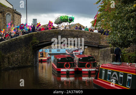 Hunderte von Puppenspieler in die Marionette Parade, einer der Höhepunkte des Skipton das Festival der Marionetten in Yorkshire. Stockfoto