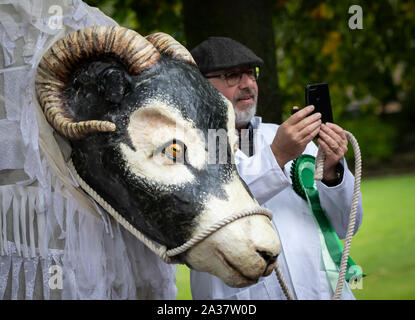 Hunderte von Puppenspieler in die Marionette Parade, einer der Höhepunkte des Skipton das Festival der Marionetten in Yorkshire. Stockfoto