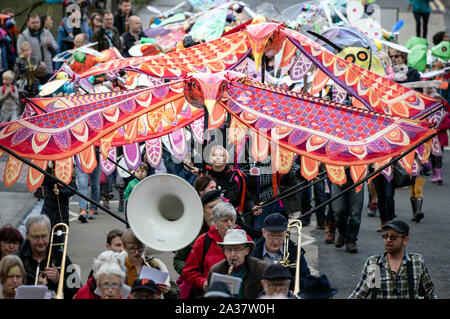 Hunderte von Puppenspieler in die Marionette Parade, einer der Höhepunkte des Skipton das Festival der Marionetten in Yorkshire. Stockfoto