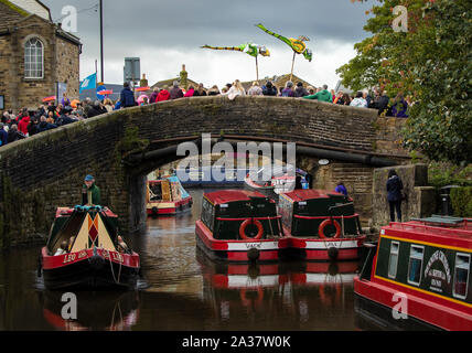 Hunderte von Puppenspieler in die Marionette Parade, einer der Höhepunkte des Skipton das Festival der Marionetten in Yorkshire. Stockfoto