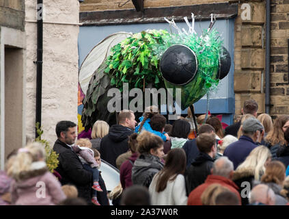 Hunderte von Puppenspieler in die Marionette Parade, einer der Höhepunkte des Skipton das Festival der Marionetten in Yorkshire. Stockfoto