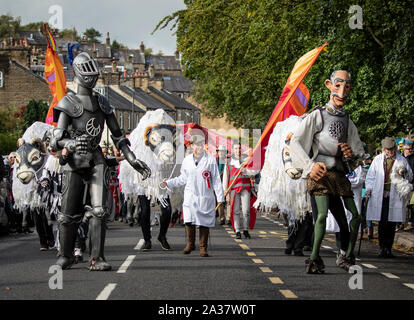 Hunderte von Puppenspieler in die Marionette Parade, einer der Höhepunkte des Skipton das Festival der Marionetten in Yorkshire. Stockfoto