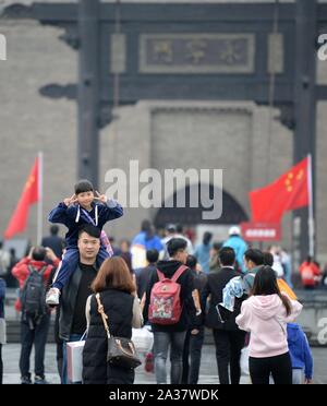 Xi'an der chinesischen Provinz Shaanxi. 6. Okt, 2019. Touristen nehmen Bilder in der yongning Gate, South Gate der antiken Stadtmauer, während der Nationale Tag Urlaub in Xi'an, die Hauptstadt der Provinz Shaanxi im Nordwesten Chinas, Oktober 6, 2019. Credit: Zhang Bowen/Xinhua/Alamy leben Nachrichten Stockfoto