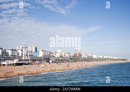 Brighton Beach und direkt am Meer an einem hellen, sonnigen Nachmittag (East Sussex, UK) Stockfoto