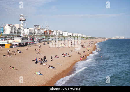 Brighton Beach und direkt am Meer an einem hellen, sonnigen Nachmittag (East Sussex, UK) Stockfoto