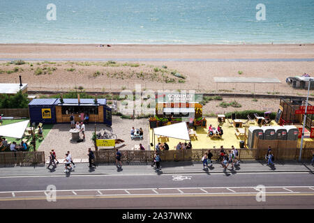 Brighton Beach und direkt am Meer an einem hellen, sonnigen Nachmittag (East Sussex, UK) Stockfoto