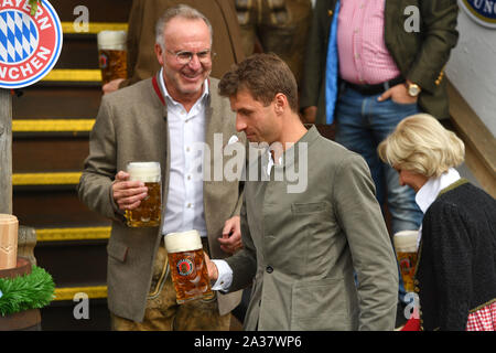 München, Deutschland. 06 Okt, 2019. Thomas Mueller (MULLER, Bayern München), Karl Heinz Rummenigge, (Vorsitzender der Geschäftsführung) mit Masse Bier in bayerischer Tracht, Leder hose, Fußball FC Bayern München, traditionelle Oktoberfest Besuch der Kaefer Schenke, am 06.10.2019 in München/Deutschland. | Verwendung der weltweiten Kredit: dpa/Alamy leben Nachrichten Stockfoto