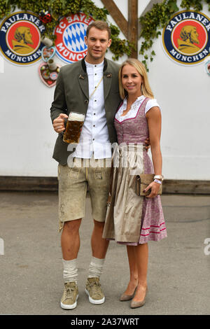 München, Deutschland. 06 Okt, 2019. Torhüter Manuel Neuer (FC Bayern München) mit Frau Nina, mit Mass Bier in bayerischer Tracht Lederhosen. Dirndl. Fußball FC Bayern München, traditionelle Oktoberfest Besuch in der kaefer Schenke, am 06.10.2019 in München/Deutschland. | Verwendung der weltweiten Kredit: dpa/Alamy leben Nachrichten Stockfoto