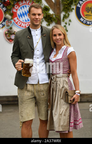 München, Deutschland. 06 Okt, 2019. Torhüter Manuel Neuer (FC Bayern München) mit Frau Nina, mit Mass Bier in bayerischer Tracht Lederhosen. Dirndl. Fußball FC Bayern München, traditionelle Oktoberfest Besuch in der kaefer Schenke, am 06.10.2019 in München/Deutschland. | Verwendung der weltweiten Kredit: dpa/Alamy leben Nachrichten Stockfoto