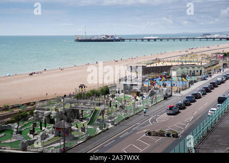 Brighton Beach und direkt am Meer an einem hellen, sonnigen Nachmittag (East Sussex, UK) Stockfoto