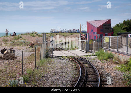 Volk's Electric Railway, eine Schmalspurbahn, die entlang des Brighton Beach in East Sussex verläuft Stockfoto