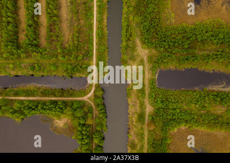 Drone top down Sicht der abgebrochenen Kanal. Die Natur, die das Land zurück. Stockfoto