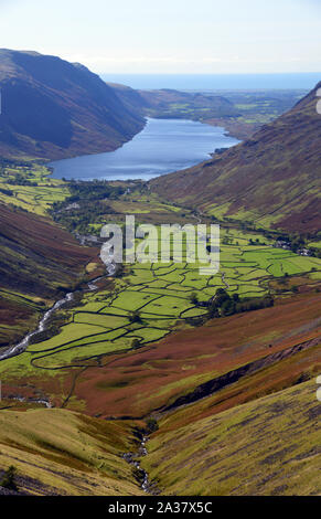 Der Wainwright Illgill Head & Wast Water Lake vom Beck Head Path auf Great Gable in Wasdale, Lake District National Park, Cumbria, England, Großbritannien. Stockfoto