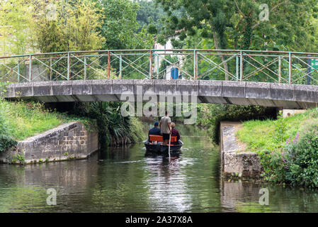 Die Menschen genießen die Wasserwege rund um das Dorf von Coulon in der Region Poitou-Charantes von Frankreich. Stockfoto