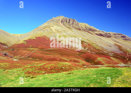 Die Wainwright Great Gable aus dem Mose trat Wanderweg in Wasdale, Nationalpark Lake District, Cumbria, England, UK. Stockfoto