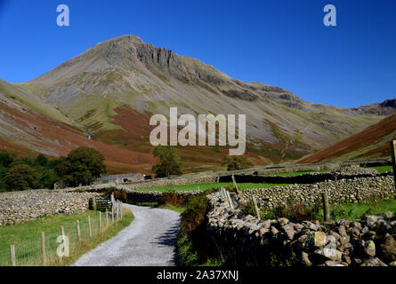 Die Wainwright Great Gable aus der Bahn zu Burnthwaite Bauernhof auf dem Mose trat Wanderweg in Wasdale, Nationalpark Lake District, Cumbria, England, UK. Stockfoto