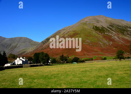 Die Wainwright Kirk fiel und die Wasdale Head Inn aus dem Dorf Parkplatz in Wasdale, Nationalpark Lake District, Cumbria, England, UK. Stockfoto