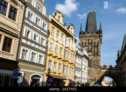 Mostecka Straße Prag Mostecka Turm an der Karlsbrücke Mala Strana Prag Tschechische Republik Stockfoto