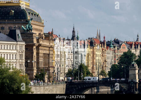 Prager Nationaltheater am Fluss Masarykovo Nabrezi, Jugendstil-Architektur Tschechische Republik Wohnungen Stockfoto