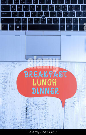 Wort schreiben Text Frühstück, Mittag- und Abendessen. Business foto Präsentation essen ihre Mahlzeiten zu anderen Zeit des Tages schließen Ansicht öffnen Laptop leere Rede b Stockfoto