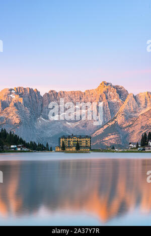 Schönen Sonnenaufgang am Misurina See in den italienischen Dolomiten. Stockfoto