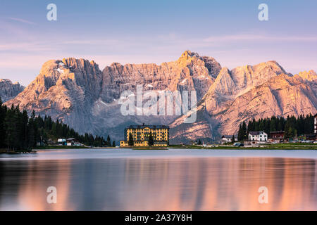 Glühende Dolomiten Bergspitzen bei Sonnenaufgang über den Lago Misurina in Italien. Stockfoto