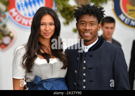David Alaba und seine Freundin Shalimar Heppner in bayerischer Tracht Lederhosen. Dirndl. Fußball FC Bayern München, traditionelle Oktoberfest Besuch in der kaefer Schenke, am 06.10.2019 in München/Deutschland. | Verwendung weltweit Stockfoto