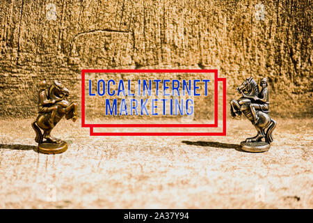 Text Zeichen mit lokalen Internet Marketing. Business foto Präsentation nutzen Suchmaschinen für Bewertungen und Business Liste zwei Bronze schachfiguren Ritter Stockfoto