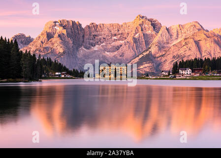Glühende Dolomiten Bergspitzen bei Sonnenaufgang über den Lago Misurina in Italien. Stockfoto
