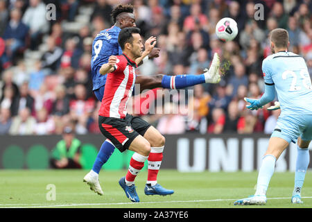 Southampton, Großbritannien. 6. Oktober 2019. Chelsea vorwärts Tammy Abraham Kerben der öffnung Ziel im Stil während der Premier League Match zwischen Southampton und Chelsea am St. Mary's Stadium, Southampton am Sonntag, den 6. Oktober 2019. (Credit: Jon Bromley | MI Nachrichten) das Fotografieren dürfen nur für Zeitung und/oder Zeitschrift redaktionelle Zwecke verwendet werden, eine Lizenz für die gewerbliche Nutzung Kreditkarte erforderlich: MI Nachrichten & Sport/Alamy leben Nachrichten Stockfoto