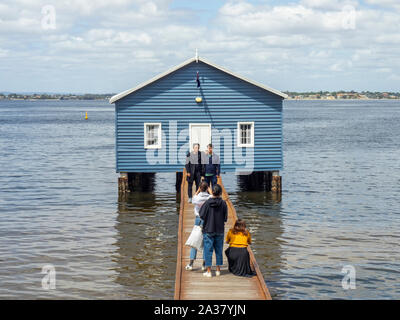 Touristen fotografieren von Crawley blau Boot Halle Swan River Perth Western Australia Stockfoto