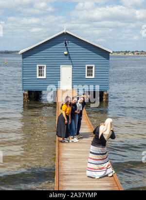 Touristen fotografieren von Crawley blau Boot Halle Swan River Perth Western Australia Stockfoto