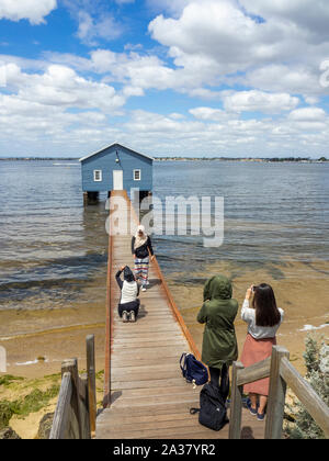 Touristen fotografieren von Crawley blau Boot Halle Swan River Perth Western Australia Stockfoto