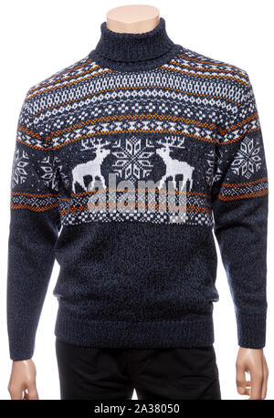 Dunkelblau gestrickt Weihnachten Rollkragen-pullover aus traditionellem Design mit Elchen oder Elch Ornament auf ein Mannequin auf weißem Hintergrund Stockfoto