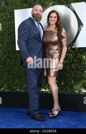 Los Angeles, CA. 4. Okt, 2019. Triple H aka Paul Michael Levesque, Stephanie McMahon in der Ankunftshalle für WWE SmackDown 20. Jahrestag feiern Premiere, Staples Center, Los Angeles, CA Oktober 4, 2019. Credit: Priscilla Grant/Everett Collection/Alamy leben Nachrichten Stockfoto