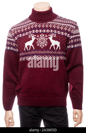 Burgund aus Gewirken Weihnachten Rollkragen-pullover aus traditionellem Design mit Elchen oder Elch Ornament auf ein Mannequin auf weißem Hintergrund Stockfoto