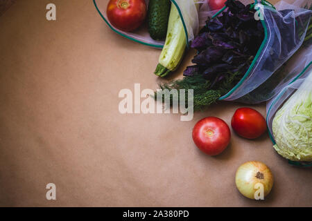 Null Abfall Recycling Säcke aus Textilgewebe für Obst oder Gemüse, ein Handwerk Papier Hintergrund Stockfoto