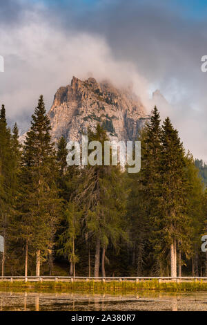 Dramatischer Sonnenuntergang über den italienischen Dolomiten Gipfel. Tre Cime di Lavaredo am Lago Antorno. Herbst Jahreszeit. Stockfoto