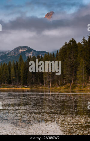 Dramatischer Sonnenuntergang über den italienischen Dolomiten Gipfel. Tre Cime di Lavaredo am Lago Antorno. Herbst Jahreszeit. Stockfoto