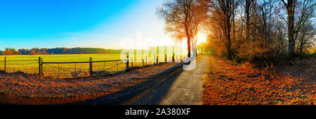 Landschaft im Herbst bei Sonnenaufgang Stockfoto