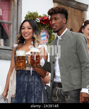 München, Deutschland. 06 Okt, 2019. Kingsley COMAN, FCB 29 mit Freundin FC BAYERN MÜNCHEN besucht das Oktoberfest Oktoberfest in traditioneller Kleidung Dirndl und Lederhose, Leder 1. Deutschen Fußball-Bundesliga, München, Oktober 06, 2019 Saison 2019/2020, FCB, München, Quelle: Peter Schatz/Alamy leben Nachrichten Stockfoto