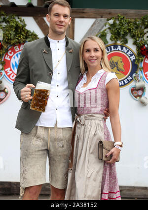 München, Deutschland. 06 Okt, 2019. Nina Weiss Frau von Manuel Neuer, FC BAYERN MÜNCHEN besucht das Oktoberfest Oktoberfest in traditioneller Kleidung Dirndl und Lederhose, Leder 1. Deutschen Fußball-Bundesliga, München, Oktober 06, 2019 Saison 2019/2020, FCB, München, Quelle: Peter Schatz/Alamy leben Nachrichten Stockfoto