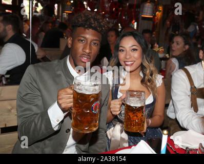 München, Deutschland. 06 Okt, 2019. Kingsley COMAN, FCB 29 mit Freundin FC BAYERN MÜNCHEN besucht das Oktoberfest Oktoberfest in traditioneller Kleidung Dirndl und Lederhose, Leder 1. Deutschen Fußball-Bundesliga, München, Oktober 06, 2019 Saison 2019/2020, FCB, München, Quelle: Peter Schatz/Alamy leben Nachrichten Stockfoto