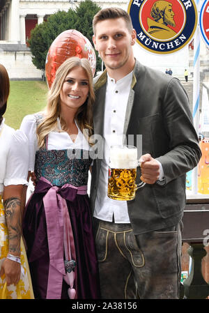 München, Deutschland. 06 Okt, 2019. Niklas SUELE, FCB 4 mit Freundin Melissa Halfter, FC BAYERN MÜNCHEN besucht das Oktoberfest Oktoberfest in traditioneller Kleidung Dirndl und Lederhose, Leder 1. Deutschen Fußball-Bundesliga, München, Oktober 06, 2019 Saison 2019/2020, FCB, München, Quelle: Peter Schatz/Alamy leben Nachrichten Stockfoto